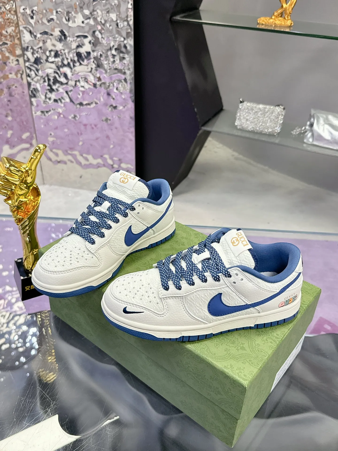 Men's shoes 💰580❤️❤️❤️ Gucci co-branded dunk Nike The latest official model 💓Gucci x Nike Dunk SB series 💓 Produced by Foshan Factory. The shoe body is made of off-white canvas as the main color, with an off-white leather frame overlay, making the shoe very versatile. The tongue is embroidered with yellow Gucci words, and the Swooshb on both sides of the shoe body The logo is embellished with sky blue, and the tongue is made of mesh material, which enhances breathability and is very versatile overall. The word Gucci on the lower side of the heel is decorated in 3D, the mini Nike Swoosh Logo on the side of the toe is embellished with sky blue embroidery, and the yellow Gucci brand name is printed on the heel to highlight the joint identity. Finally, an aged oxidized midsole and a blue outsole complete the overall design. Size: 35-45 Full set of Gucci packaging